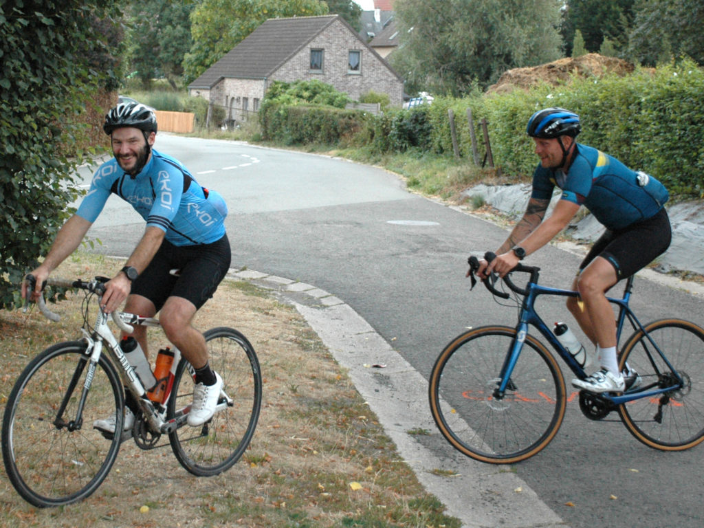2 cyclos en route, souriants