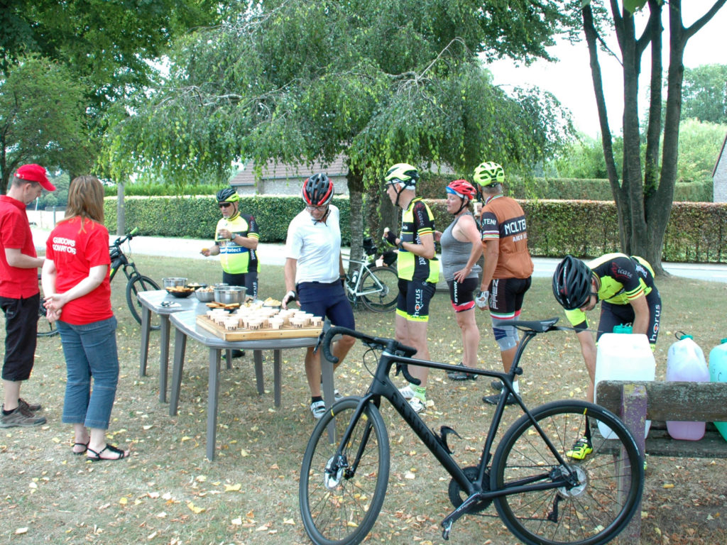Cyclos rassemblés au ravito