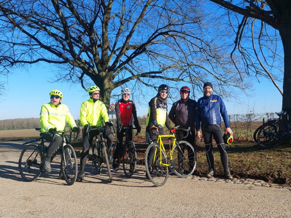 Groupe de membres en hiver